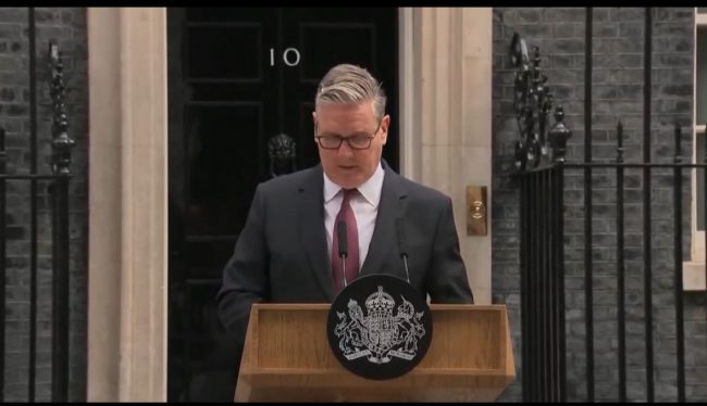 Crisis en Reino Unido: Keir Starmer renuncia como primer ministro tras perder apoyo en su partido.