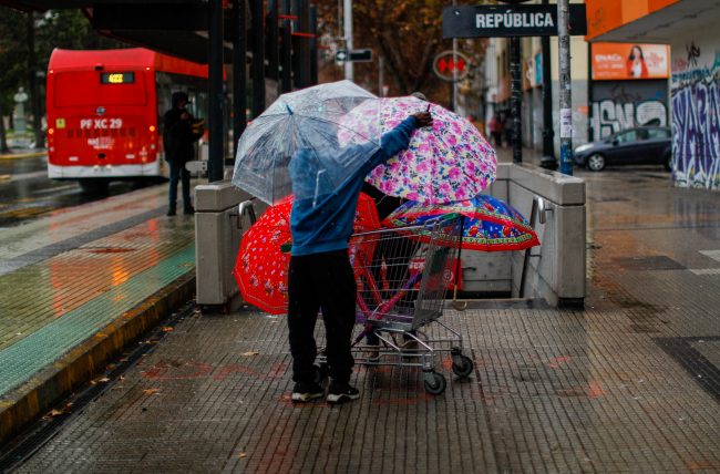 ¿Qué estaciones del Metro de Santiago tienen accesos cerrados por la lluvia hoy?