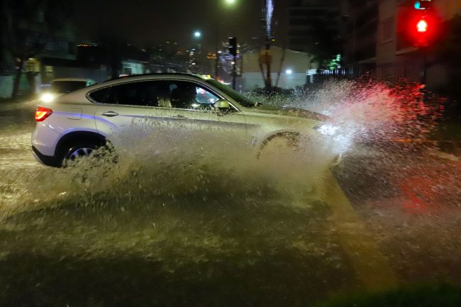 Multa por mojar a un peatón en días de lluvia ¿A cuánto puede llegar la sanción?
