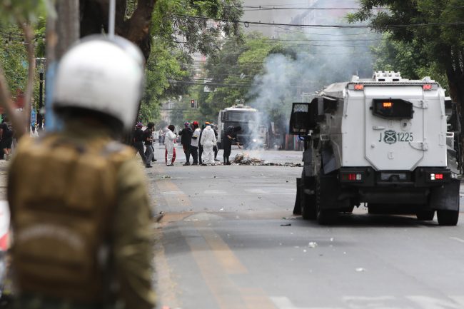 Encapuchados provocan incendio en acceso del Liceo Barros Borgoño y suspenden la jornada escolar