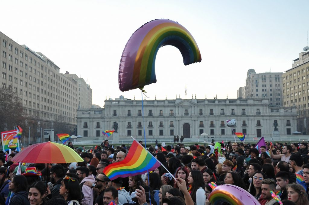 Informe alerta aumento del discurso de odio contra personas LGBTIQ+ en Chile y advierte retroceso del apoyo público a la diversidad