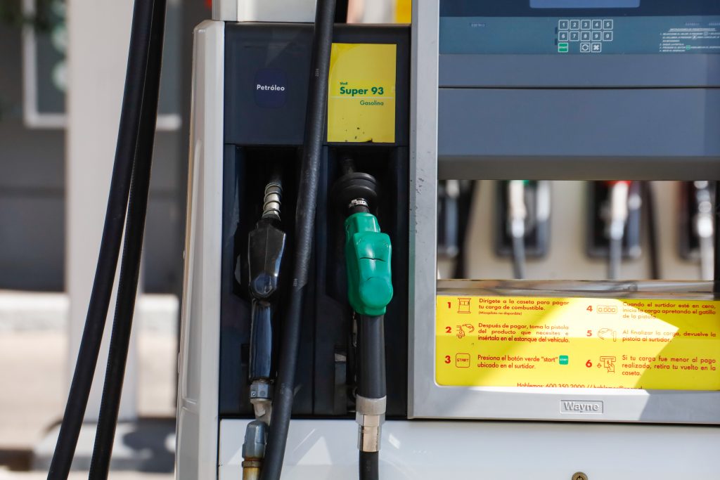 Proyectan alza de hasta $30 en las bencinas: conflicto en Medio Oriente podría mantener presión sobre los precios