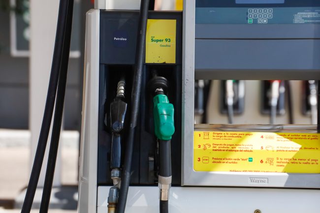 Proyectan alza de hasta $30 en las bencinas: conflicto en Medio Oriente podría mantener presión sobre los precios
