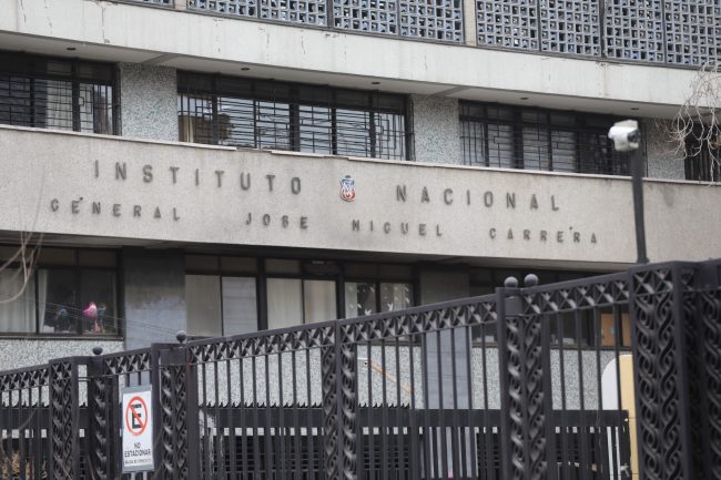 Suspenden clases en el Instituto Nacional tras nuevos disturbios con bombas molotov y barricadas