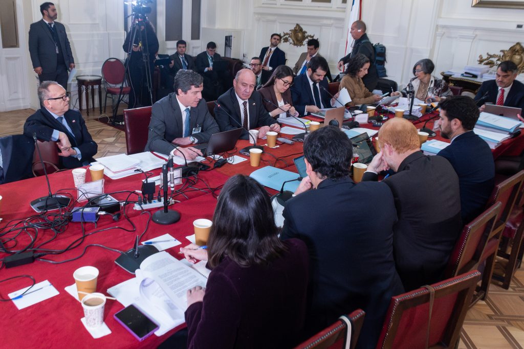 Comisión de Hacienda despacha megarreforma y aprueba la invariabilidad tributaria solo con votos del oficialismo