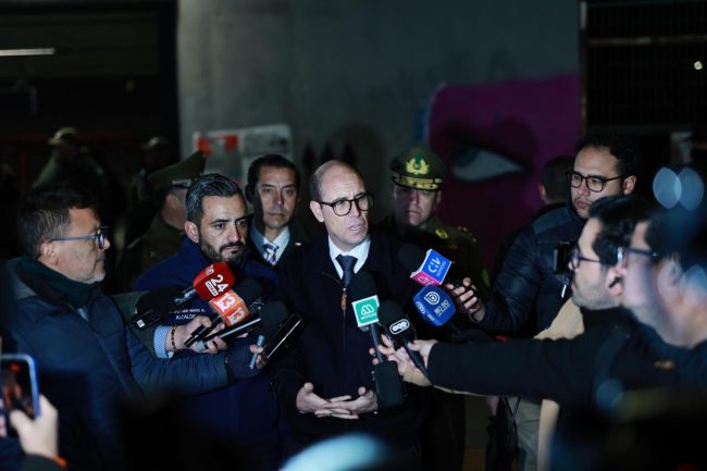 Ministro Arrau encabeza despliegue policial en estación Hospital El Pino de la Línea 2