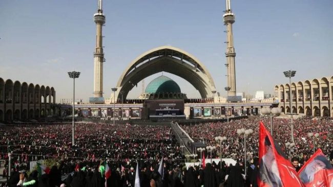 Funeral de Alí Jameneí reúne a miles en Irán entre llamados de venganza contra EE.UU. e Israel
