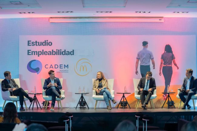 CADEM: 64% de los jóvenes identifica la falta de experiencia como la principal barrera para encontrar trabajo
