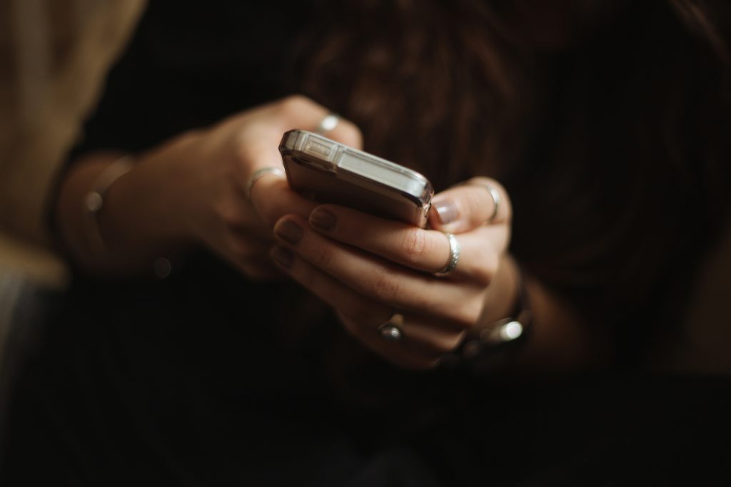 Roaming automático de emergencia: cómo activarlo en tu celular para mantener la señal durante el sistema frontal