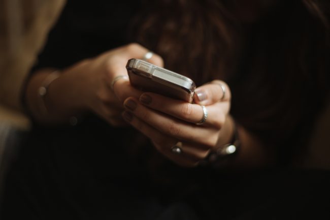 Roaming automático de emergencia: cómo activarlo en tu celular para mantener la señal durante el sistema frontal