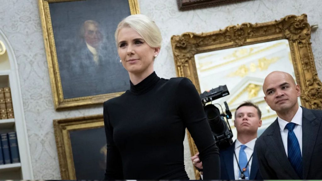 ¿Quién es la “impresora humana” de Trump y por qué se ha convertido en una de las mujeres más cercanas al presidente?