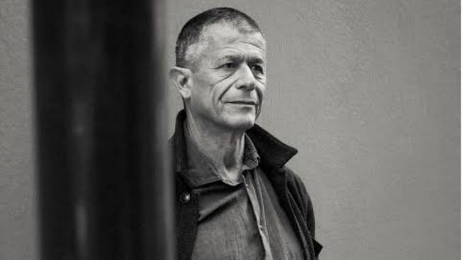 Emmanuel Carrère regresa a Chile después de 11 años: será parte de la Cátedra Bolaño de la UDP
