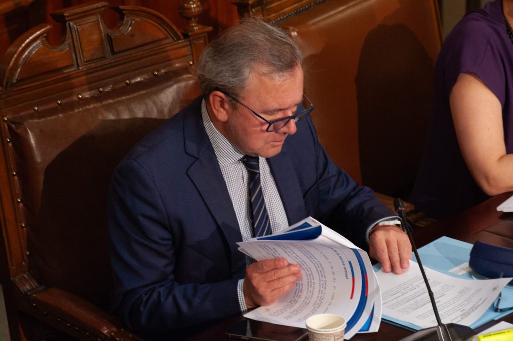 Senador Sanhueza por compensación a municipios: "La discusión de la redistribución es absolutamente válida, pero no en esta indicación"