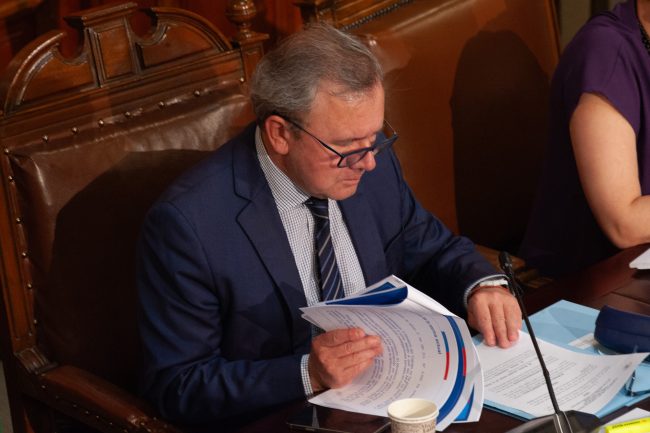 Senador Sanhueza por compensación a municipios: "La discusión de la redistribución es absolutamente válida, pero no en esta indicación"