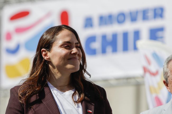 Antecedentes ponen en cuestionamiento versión de Natalia Duco por uso de vehículo fiscal