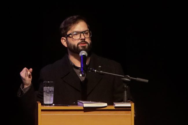 Boric compromete apoyo a Yeomans tras elección del FA pese a diferencias entre lotes internos