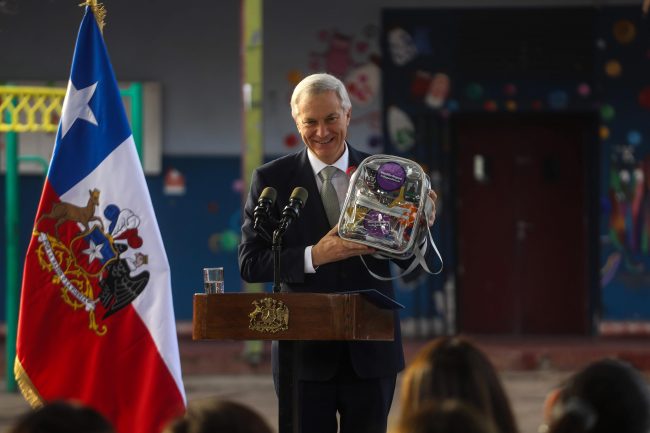Presidente Kast promulga Ley de Escuelas Protegidas: permitirá revisar mochilas y reforzará atribuciones de los docentes