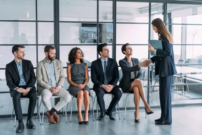 Mercado laboral en Chile: 7 de cada 10 personas creen que encontrar trabajo es más difícil que hace un año