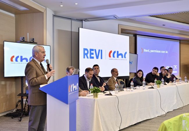 Alcaldes de la RM destacan avances de Revi: herramienta con IA ya ha revisado más de 1.500 permisos de construcción
