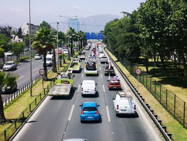 Protesta por el TAG reúne a conductores y transportistas en una caravana por Santiago