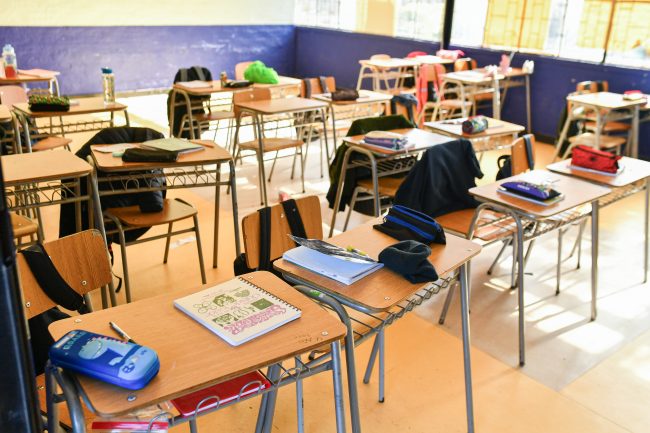 Asistencia escolar mejora en 2026, pero más de 273 mil estudiantes perdieron más de un mes de clases