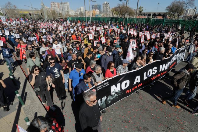 Romería al Cementerio General deja 50 detenidos tras incidentes y ataques a Carabineros