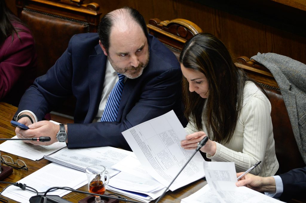 Micrófono abierto revela molestia del ministro Rau tras cambio opositor a Sala Cuna Universal
