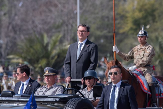 Ministro Barros encabeza ensayo de la Parada Militar y llama a la unidad del país