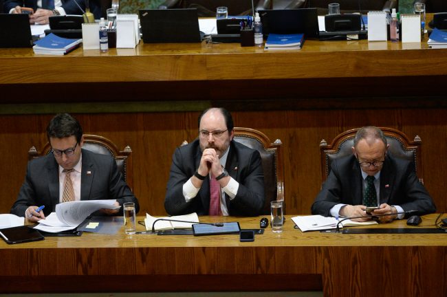 Ministro Rau vincula el alto desempleo con los costos laborales y oposición exige un plan de reactivación