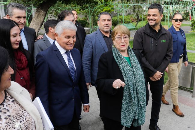 Bachelet reaparece en La Granja en su cumpleaños, a un día del acto de bienvenida de la oposición