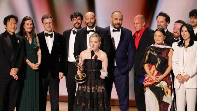 La maldición de Widow’s Bay arrasa en los Emmy 2026 y Matthew Rhys hace doble historia