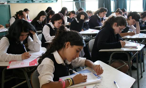 PISA 2025: seis de cada diez estudiantes chilenos no alcanzan el nivel mínimo en matemáticas