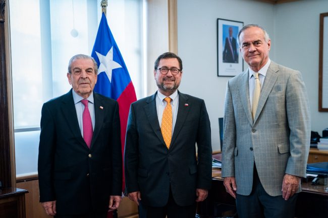 Canciller Pérez Mackenna se reúne con Eduardo Frei y destaca su papel en la política exterior de Chile
