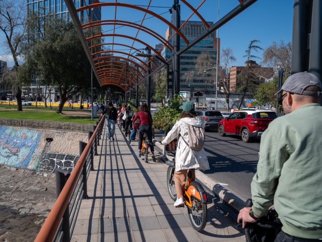 Viajes en bicicleta se concentran en horarios laborales y Providencia lidera la demanda en Santiago