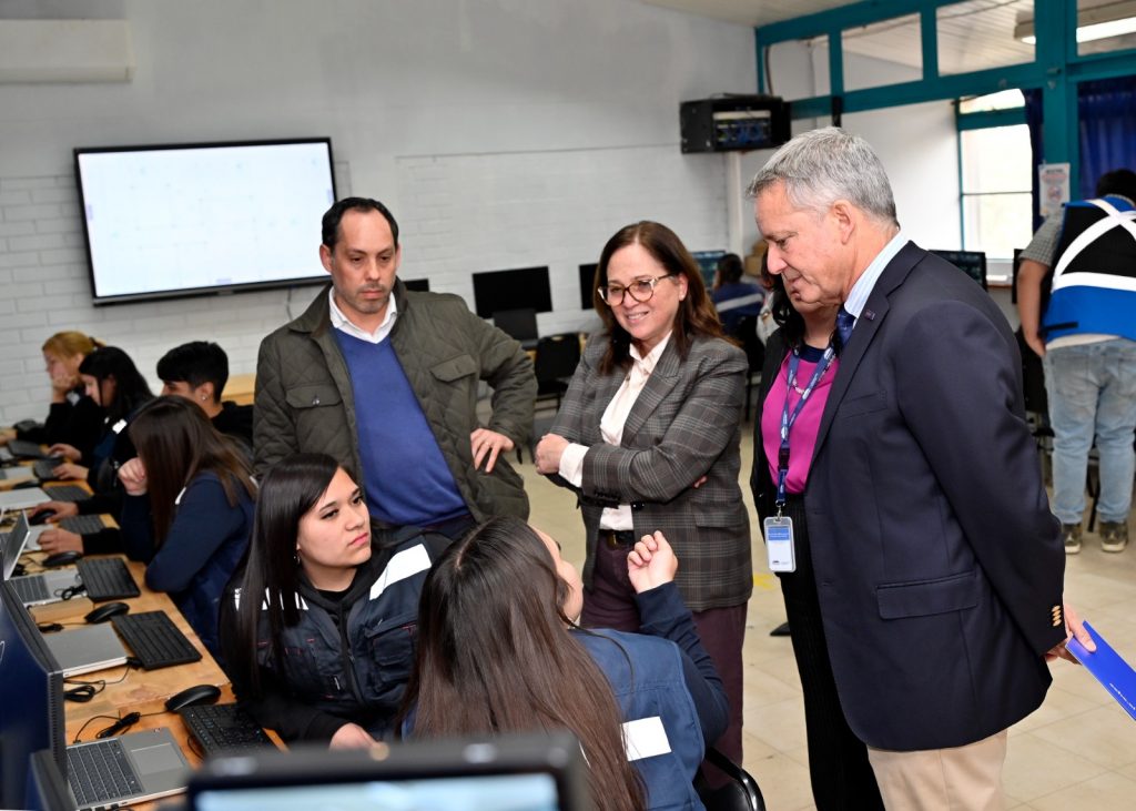 CChC inaugura Sala Construyo Mi Futuro en liceo técnico de Peñalolén
