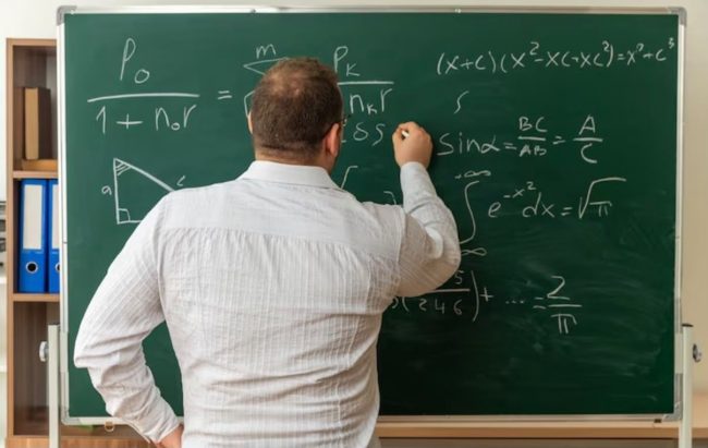 OCDE revela que el 23,4% de los docentes de colegios públicos en Chile ejerce con requisitos de habilitación pendientes