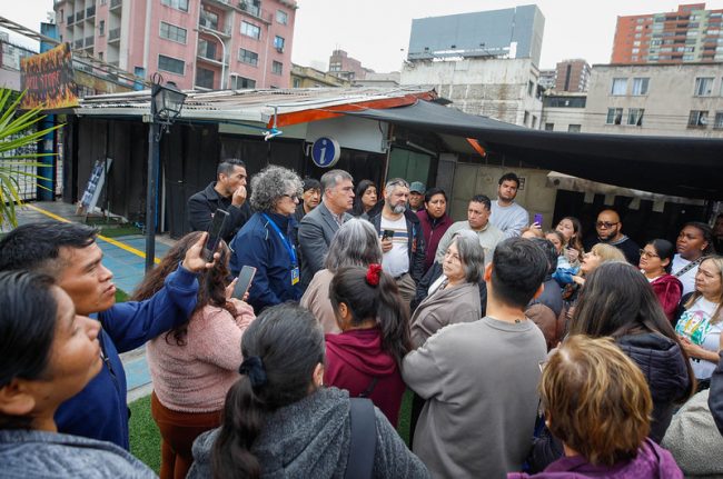 Santiago busca regularizar Feria Artesanal Santa Lucía tras años con orden de clausura