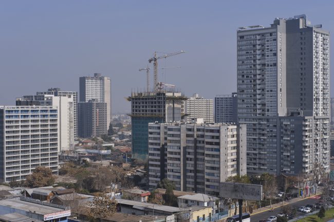 Temor a nuevos “mega edificios”: Contraloría toma razón de cambios del Minvu cuestionados por alcaldes