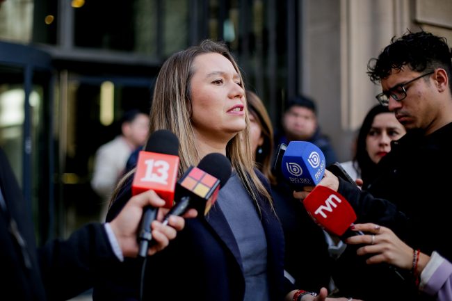 Aluvión deja personas atrapadas en Las Condes: alcaldesa pide evitar desplazamientos