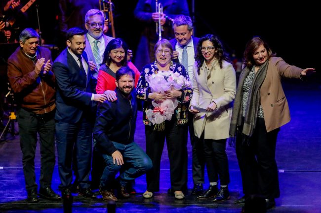 Bachelet confirma que seguirá activa y Boric destaca su papel en la unidad opositora: las señales del homenaje en La Pintana