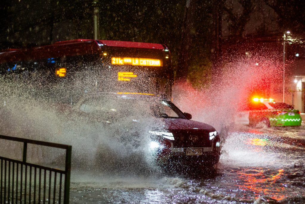 Temporal en la zona centro-sur deja cortes de luz, calles anegadas y deslizamientos