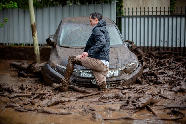 Aluvión en Las Condes deja viviendas inundadas y personas aisladas: decretan alerta roja en diez comunas