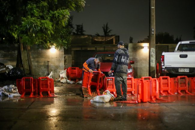 Intensas lluvias en Santiago dejan viviendas inundadas, evacuaciones y 150 personas aisladas en Lo Barnechea