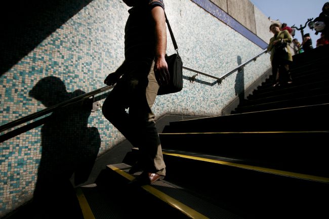 Cadem: 41% de los chilenos se declara estresado y solo un 30% se siente feliz