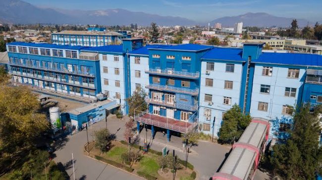 Funcionarios del Hospital Sótero del Río denuncian filtraciones de aguas servidas en su sala de alimentación: "Tenemos que caminar por agua servida"