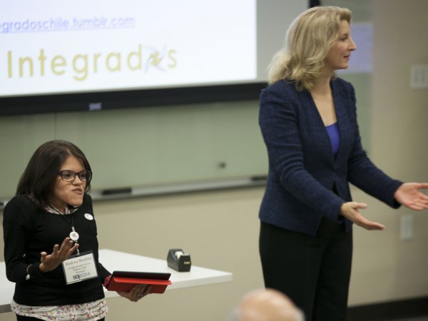Foto: A la izquierda, Andrea Medina presentando Integrados, su web para personas con discapacidad en el Coloquio Iberoamericano sobre Periodismo Digital