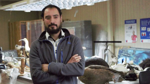 Diego Jara en el taller de taxidermia el MNHN