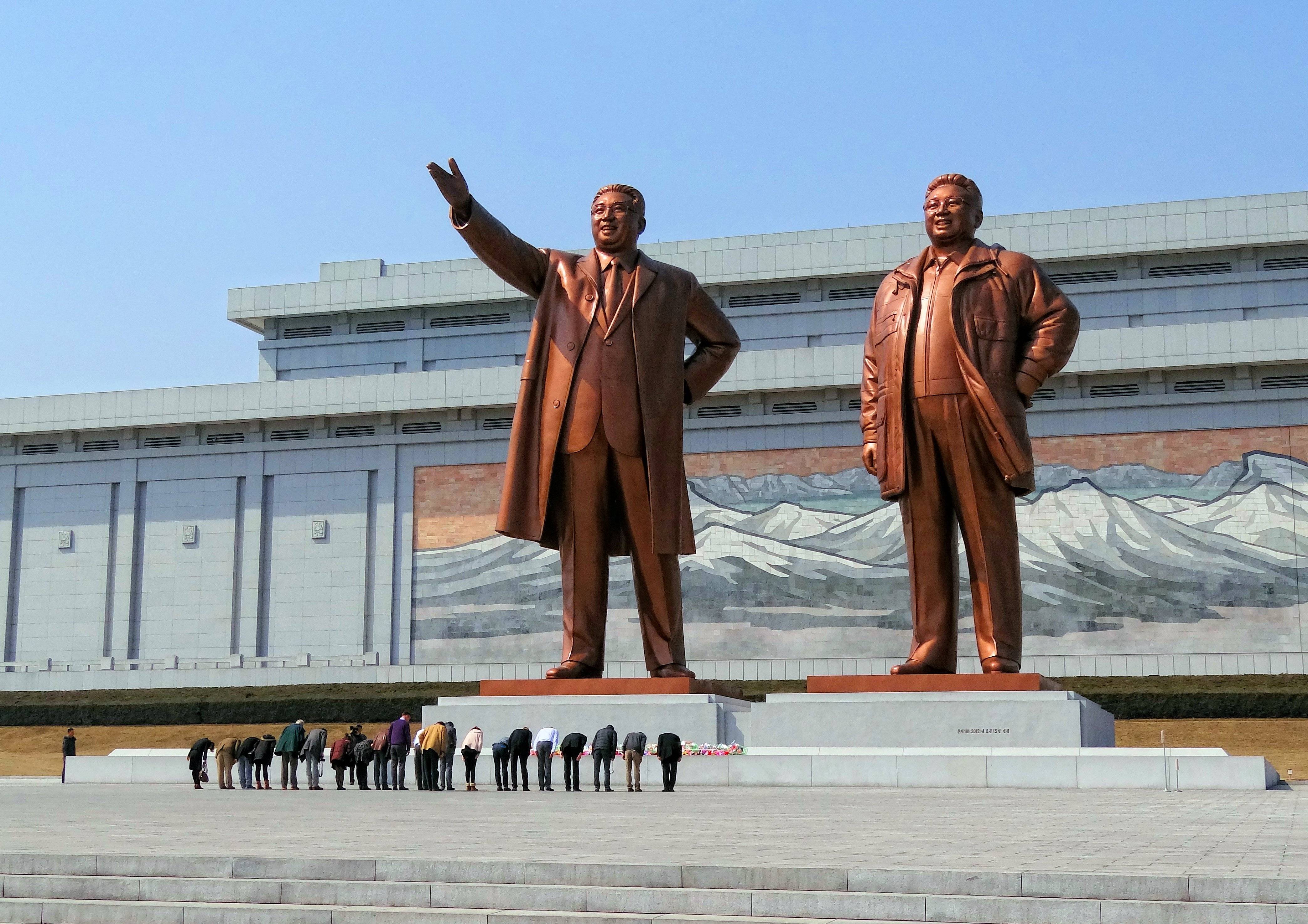 Estatuas en homenaje a Kim Il-Sung (a la izquierda) y Kim Jong-Il (derecha).