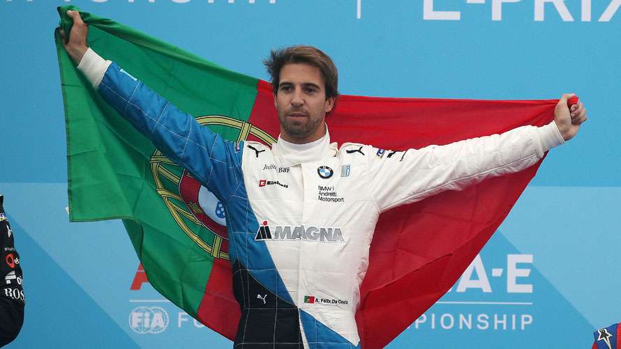 El piloto portugués festeja la victoria en el AD-Diriyah E-Prix. Créditos: BMW i Andretti.