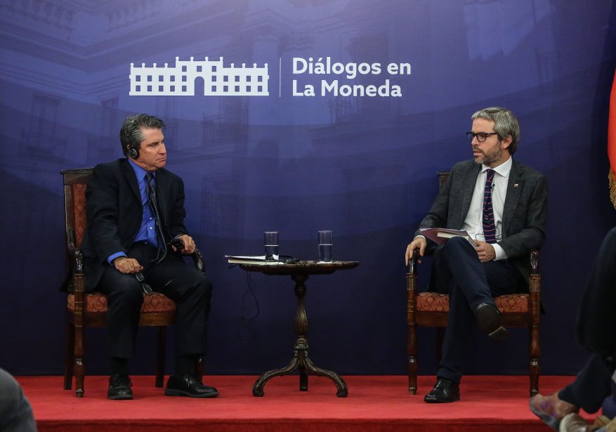 Patrick Deneen y el ministro Secretario General de la Presidencia, Gonzalo Blumel, en una edición de Diálogos en La Moneda. Créditos: Segpres